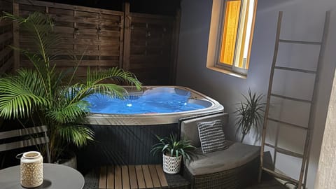 Hot Tub, Balcony/Terrace, Dining area