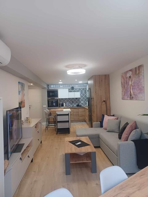 Communal lounge/ TV room, TV and multimedia, Kitchen or kitchenette, Living room, Seating area, Dining area, Evening entertainment, oven, stove