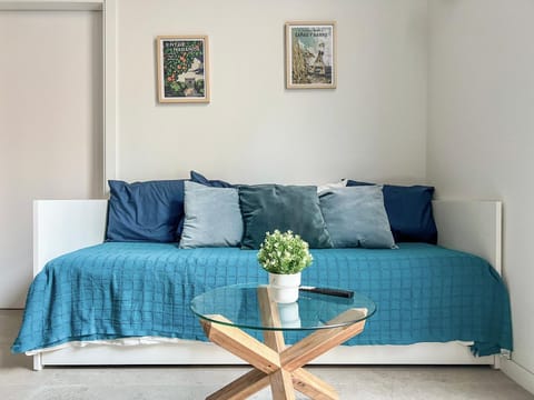 Bed, Living room