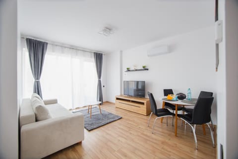 TV and multimedia, Living room, Seating area, Dining area, Evening entertainment, air conditioner