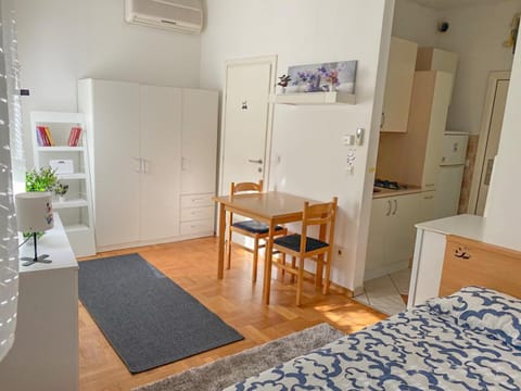 Bed, Living room, Dining area, Bedroom, wardrobe, air conditioner