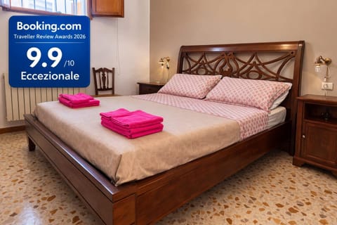 Bed, Photo of the whole room, towels
