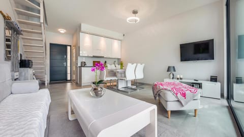 Prestige House Apartament - 2 sypialnie z ogródkiem i basenem Apartment in West Pomeranian Voivodeship, Poland