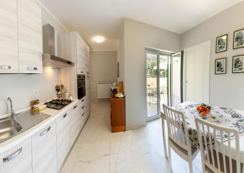 Dining area, pet friendly, stove