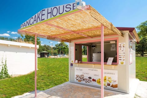 Restaurant/places to eat, On-site shops