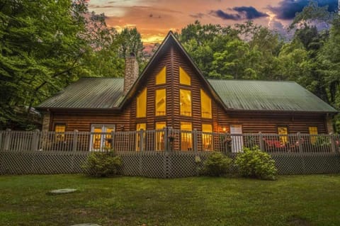 Waterfall Woods Lodge 4 br, 5 bath property including tiny house suite, private waterfallcreek! House in Sevier County