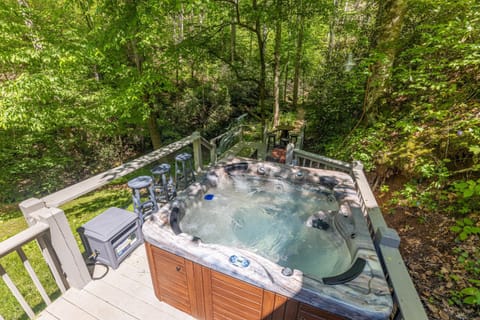 Waterfall Woods Lodge 4 br, 5 bath property including tiny house suite, private waterfallcreek! House in Sevier County