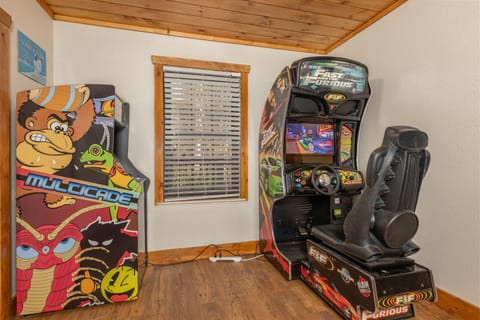 Waterfall Woods Lodge 4 br, 5 bath property including tiny house suite, private waterfallcreek! House in Sevier County