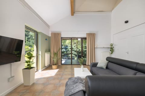 TV and multimedia, Living room, Seating area, Evening entertainment