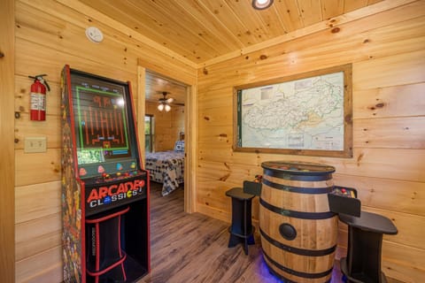 Happy Hideout, country livin with great mountain views, hot tub, arcades, fire pit, pets ok with fee House in Cosby