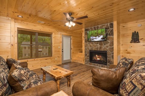 Hidden Gem Cabin for up to 10 with Wi-Fi, game room, hot tub and swim spa, close to town, private Cabin in Gatlinburg