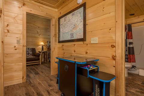 Hidden Gem Cabin for up to 10 with Wi-Fi, game room, hot tub and swim spa, close to town, private Cabin in Gatlinburg