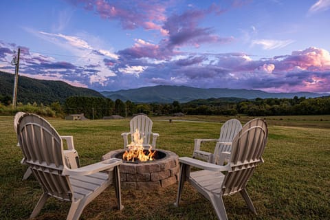 Sweet Mountain Memories Relax affordably cozy cabin with hot tub, game room, and mountain views! Cabin in Cosby
