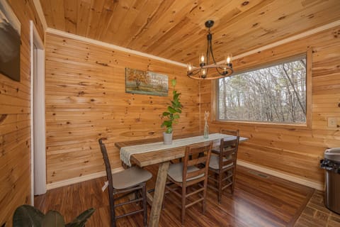Free tickets! Sleeps 10 SECLUDED Cosby cabin on 7 acres w hot tub, game room! Cabin in Cosby