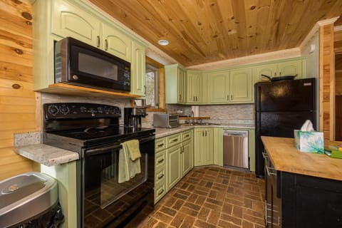 Free tickets! Sleeps 10 SECLUDED Cosby cabin on 7 acres w hot tub, game room! Cabin in Cosby