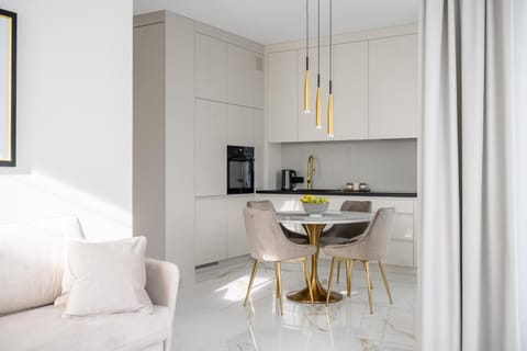 Coffee/tea facilities, Kitchen or kitchenette, Dining area, oven, stove, toaster