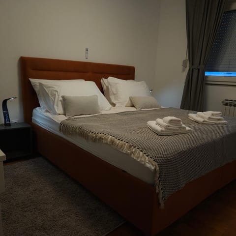 Bed, Bedroom, towels