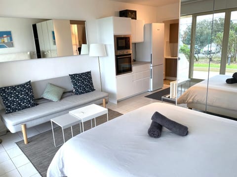 Bed, Kitchen or kitchenette, Living room, Photo of the whole room, Seating area