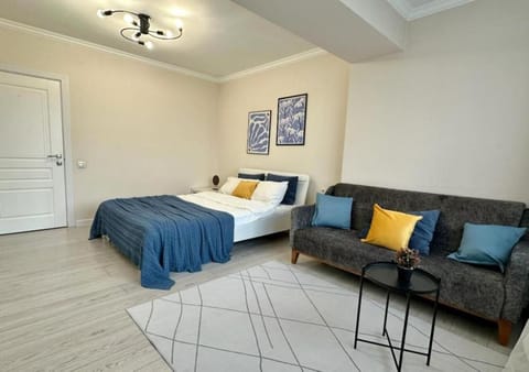 Bed, Photo of the whole room, Seating area, Bedroom