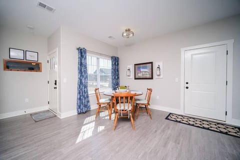 Main Floor Cozy 2 Bedroom Condo in Bettendorf Apartment in Bettendorf