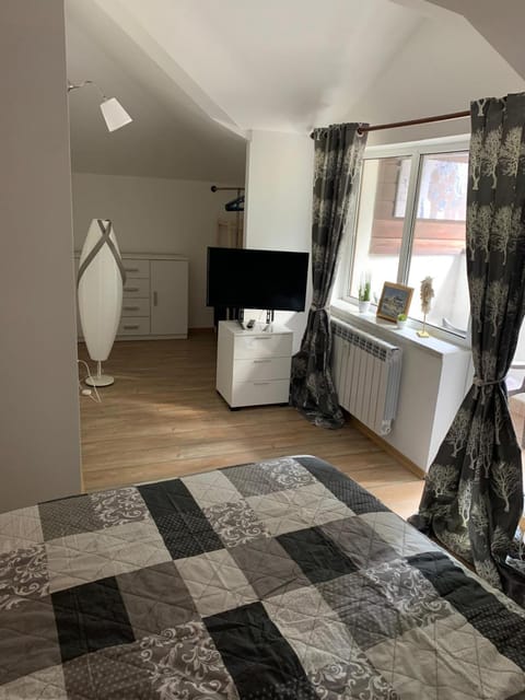 Bed, TV and multimedia, Bedroom