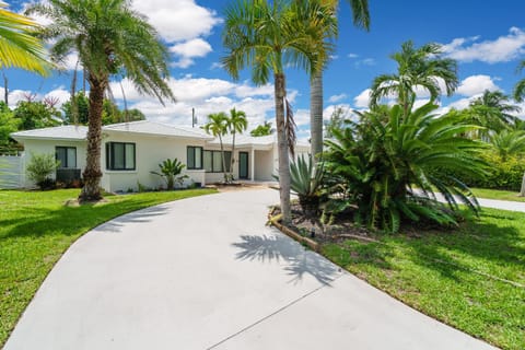 Modern Beach Home, Family Friendly, Heated Pool House in Riviera Beach