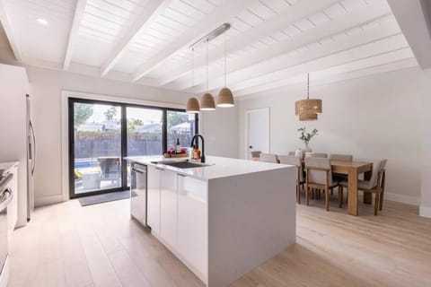 Kitchen or kitchenette, Seating area, Dining area