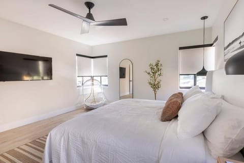 Bed, TV and multimedia, Bedroom, fireplace