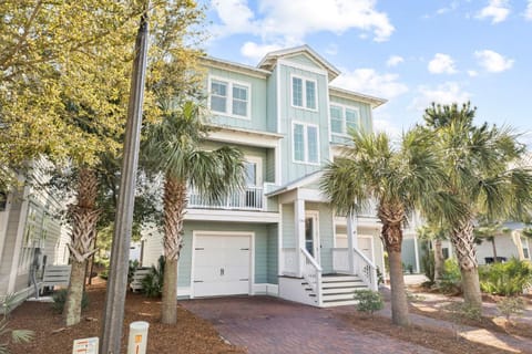 Property building, Facade/entrance, Parking, pet friendly