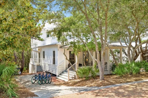 Property building, Facade/entrance, Cycling, Family, Parking, pet friendly
