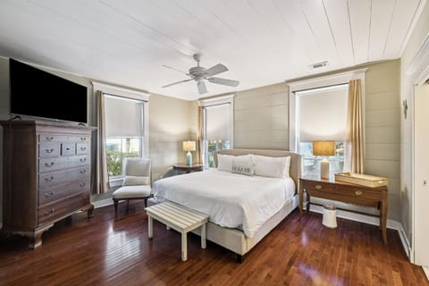 Bed, TV and multimedia, Bedroom