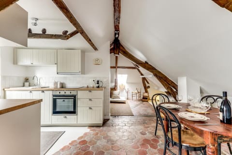 Property building, Kitchen or kitchenette, Dining area, minibar, pet friendly, stove