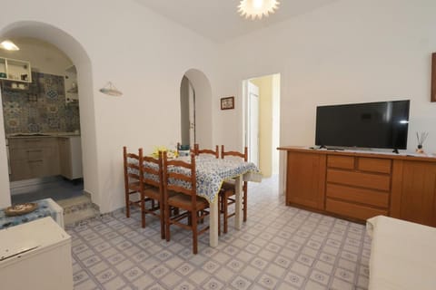 TV and multimedia, Kitchen or kitchenette, Living room, Seating area, Dining area