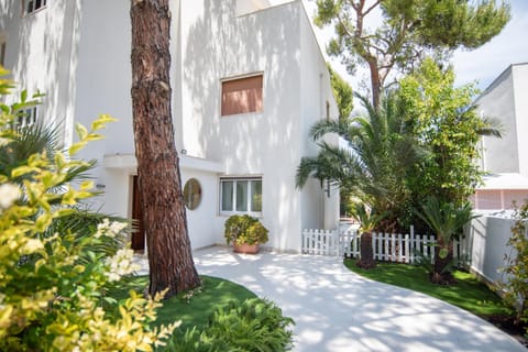 Property building, Patio, Facade/entrance, Garden