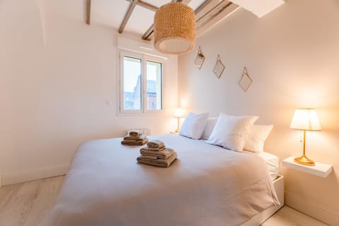 Photo of the whole room, Bedroom