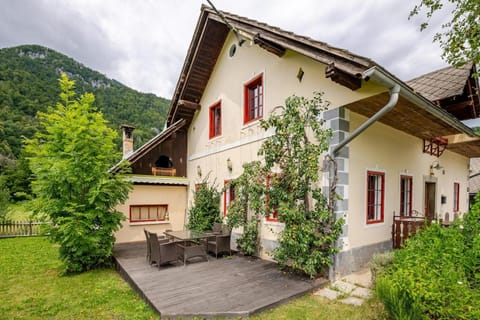 Property building, Patio, Garden, Garden view, Mountain view
