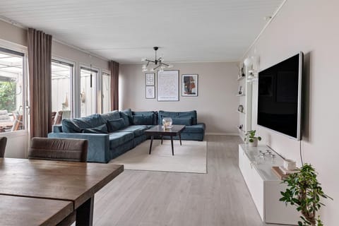 Communal lounge/ TV room, TV and multimedia, Living room