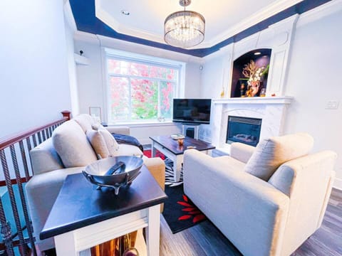 Communal lounge/ TV room, TV and multimedia, Living room, Seating area, Evening entertainment
