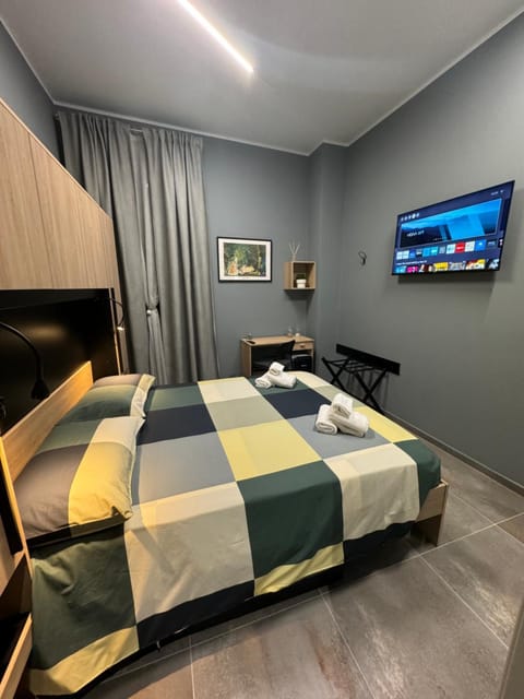 Bed, TV and multimedia, Photo of the whole room, Bedroom, hair dresser