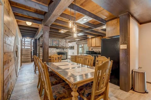 Moose Tracks Cabin - Hot Tub BBQ Billiards Groups Cabin in Woodland Park