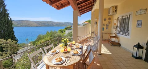 Natural landscape, View (from property/room), Balcony/Terrace, Dining area, Sea view