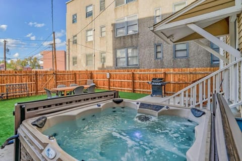 Crescent Mansion - Golf Hot Tub BBQ Skyline Views House in Colorado Springs