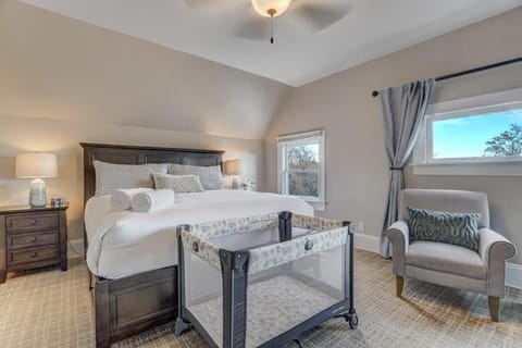 Crescent Penthouse - Downtown Hot Tub Golf Foos Apartment in Colorado Springs