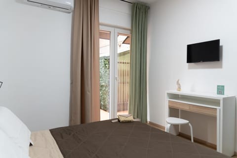 Bed, TV and multimedia, Photo of the whole room, Bedroom, hair dresser, towels, air conditioner