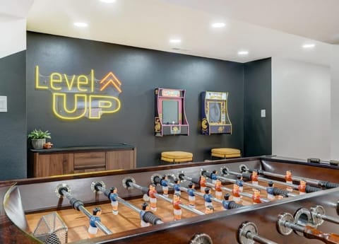 Evergreen Luxe - Hot Tub Gaming Haven Big Groups House in Colorado Springs