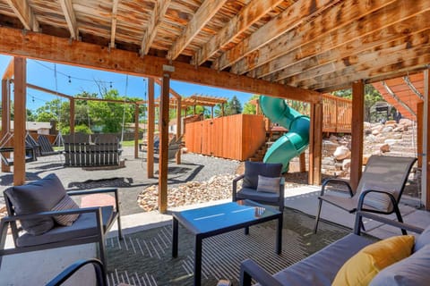 Evergreen Luxe - Hot Tub Gaming Haven Big Groups House in Colorado Springs