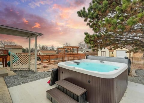 Evergreen Luxe - Hot Tub Gaming Haven Big Groups House in Colorado Springs