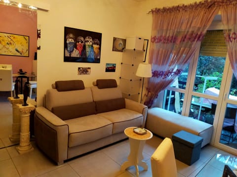 Bed, Living room
