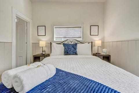 Game Parlour - Downtown Workspace BBQ Fire Pit House in Old Colorado City