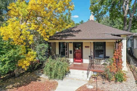 Game Parlour - Downtown Workspace BBQ Fire Pit House in Old Colorado City